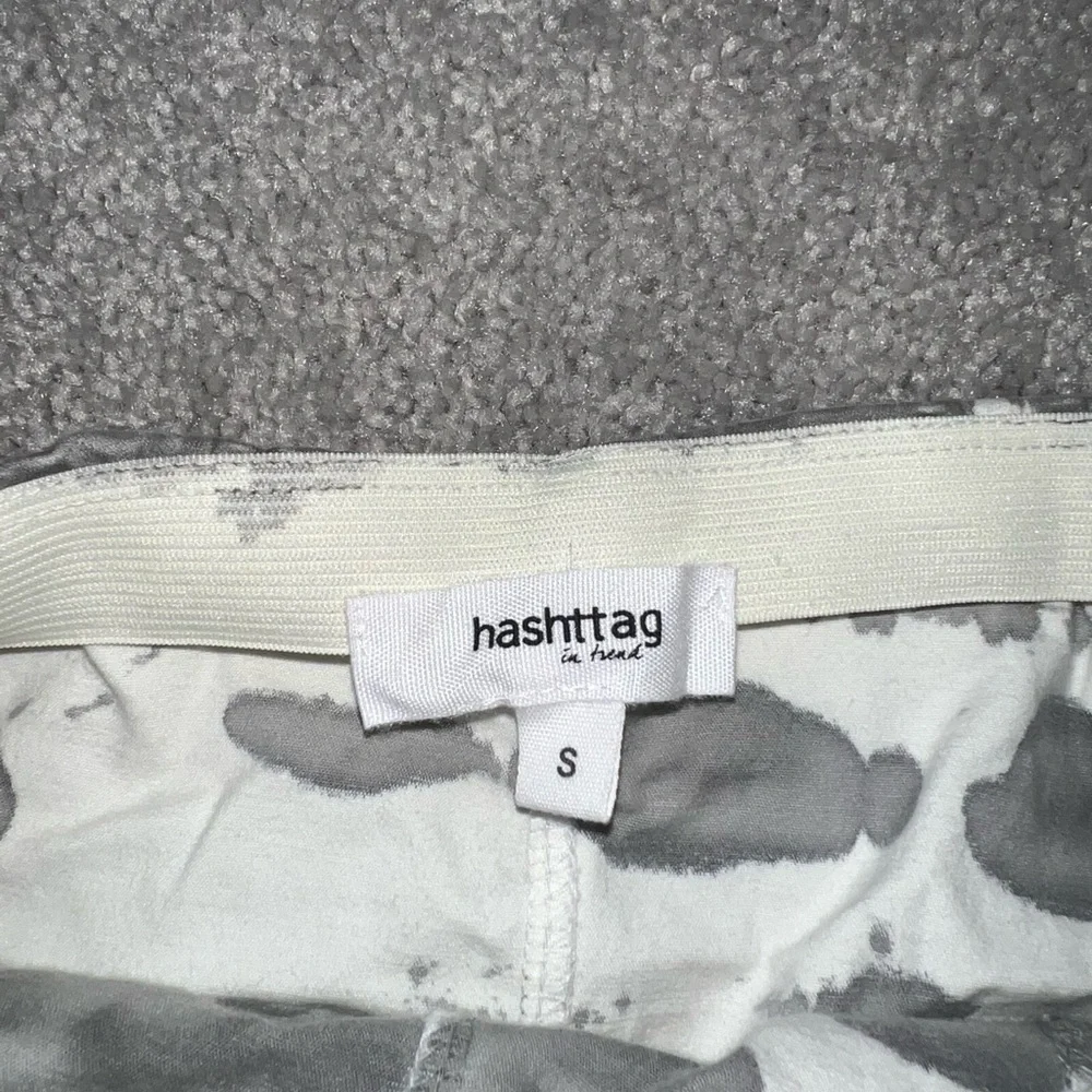 Grey Print Mini Skirt - Picture 3 of 4